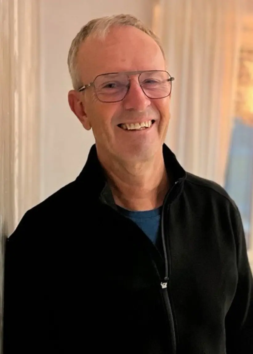 Till vänster syns tidigare polisen Göran Fredriksson inomhus med en lampa i bakgrunden. Till höger syns personer på ett dansgolv där en kvinna i röd kjol dansar med en man.