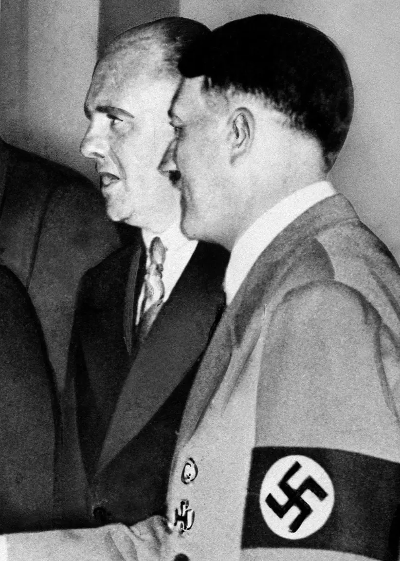 Chamberlain och Hitler skakar hand
