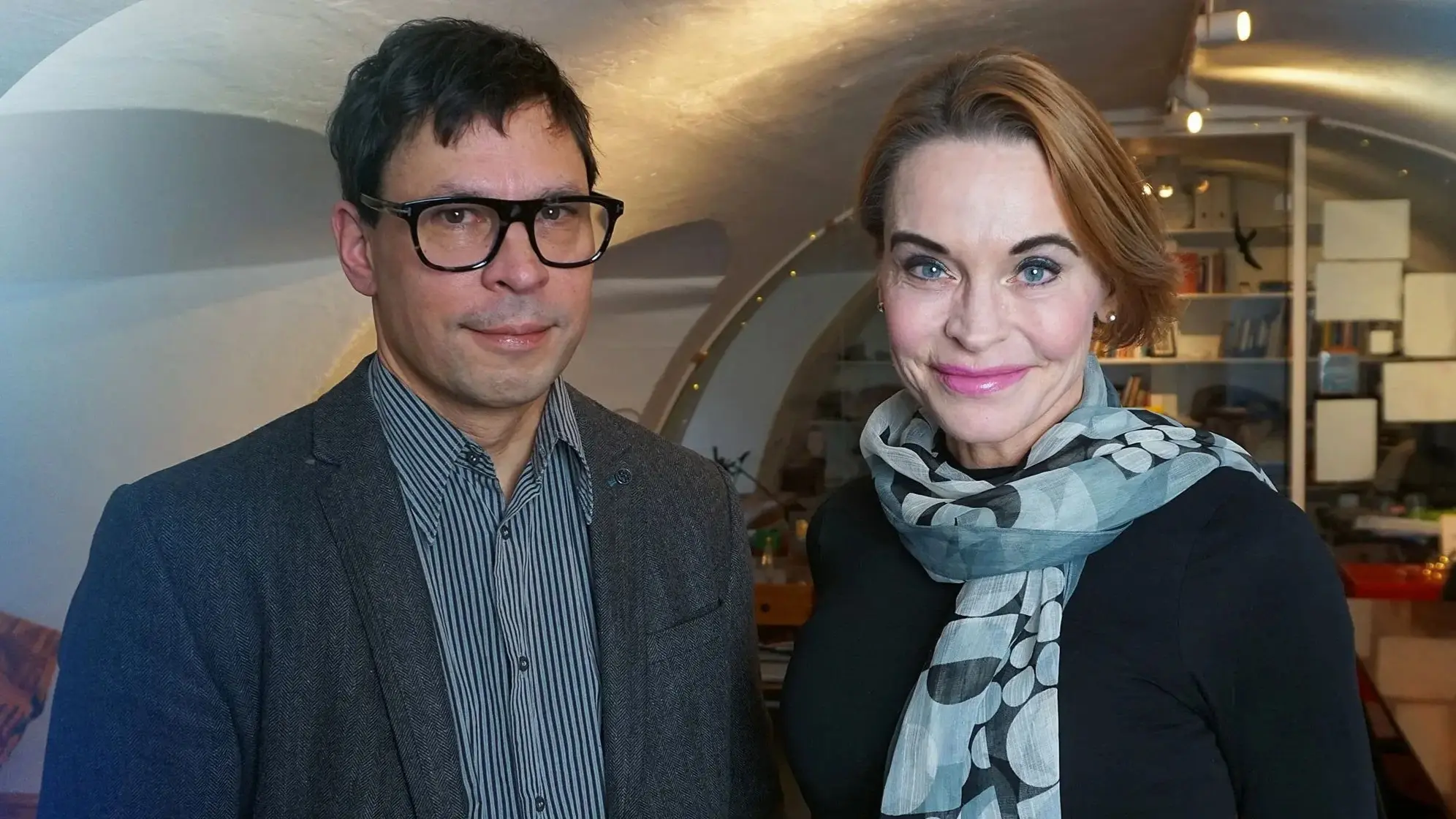 Martin Wicklin, Söndagsintervjuns programledare, med gästen Maria Strömme, professor i nanoteknologi.