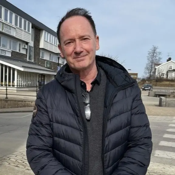 Ockelbo kommuns förvaltningschef, Johan Callenmark, står framför kommunhuset.