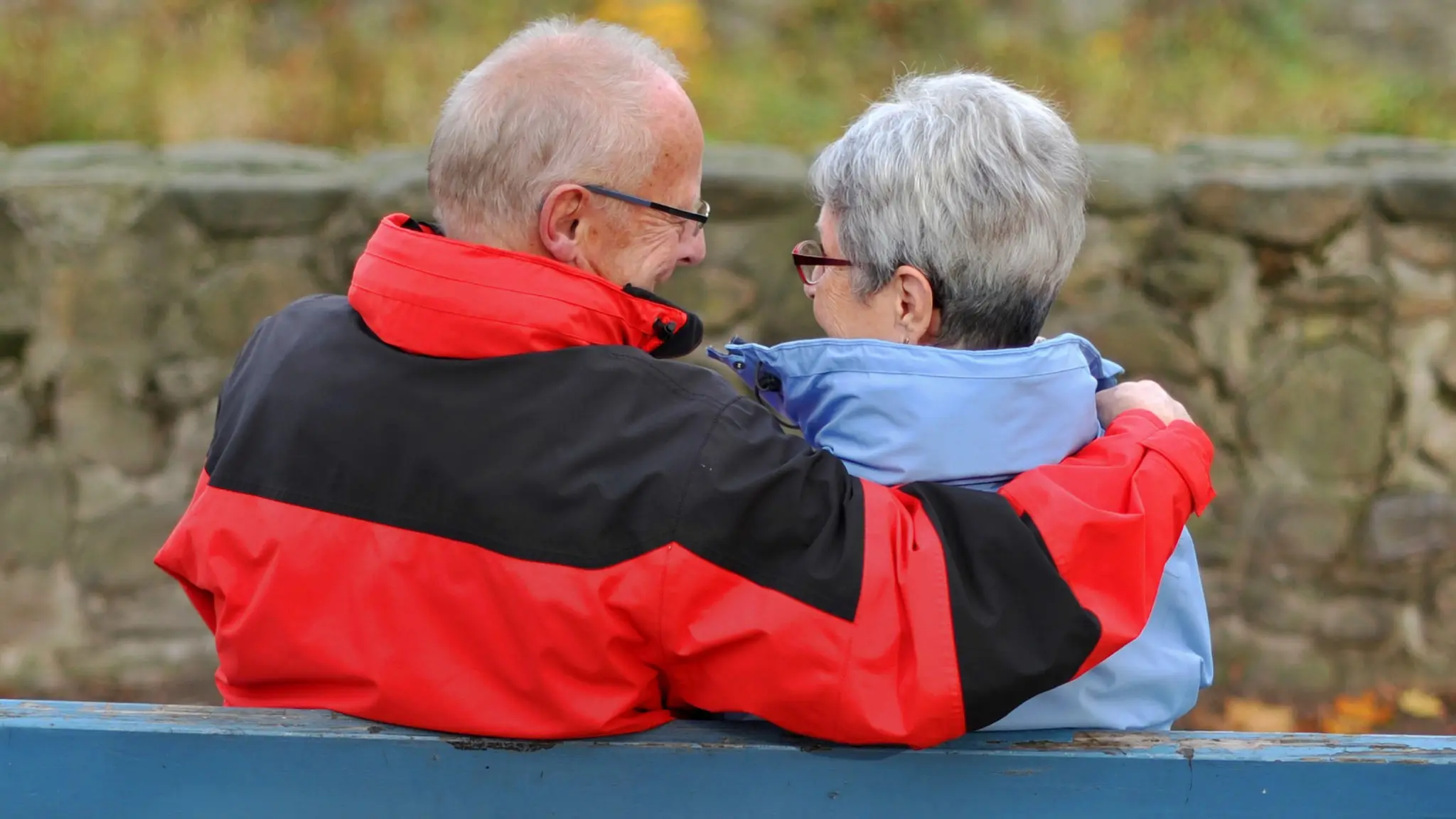 En äldre man och kvinna håller om varandra.