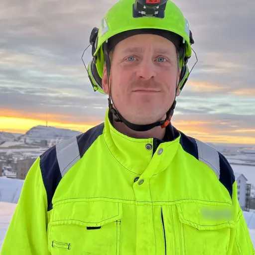 LKAB:n Kiirunan kaivoksessa työskentelevä Tuomo Saarensilta Luossavaaralla Kiirunassa joulukuussa 2025. Taustalla näkymä kaivosalueelle auringon noustessa.