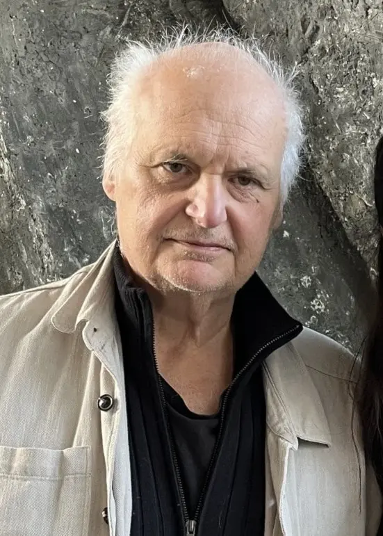 Göran Greider och Marie Lundström framför en bergvägg på Sveriges Radio