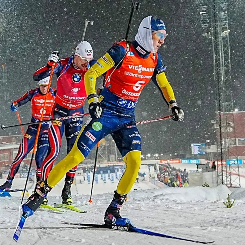 Bildsplit världscupen i skidskytte, i högerbilden syns Sebastian Samuelsson från spåret där han leder en klunga. Det snöar och han bär glasögon. Vänster bild ser vi Elvira Öberg efter målgång, hon har glasögonen i pannan och vapnet på ryggen.