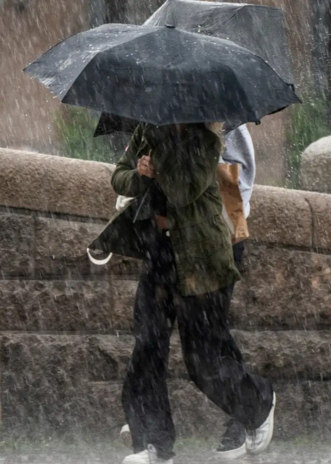 En bildtrio med pepparkaksbak, en person med paraply i regn och psykolog Anton Sandell som diskuterar hur vi kan hantera saker utanför vår kontroll, som vädret.