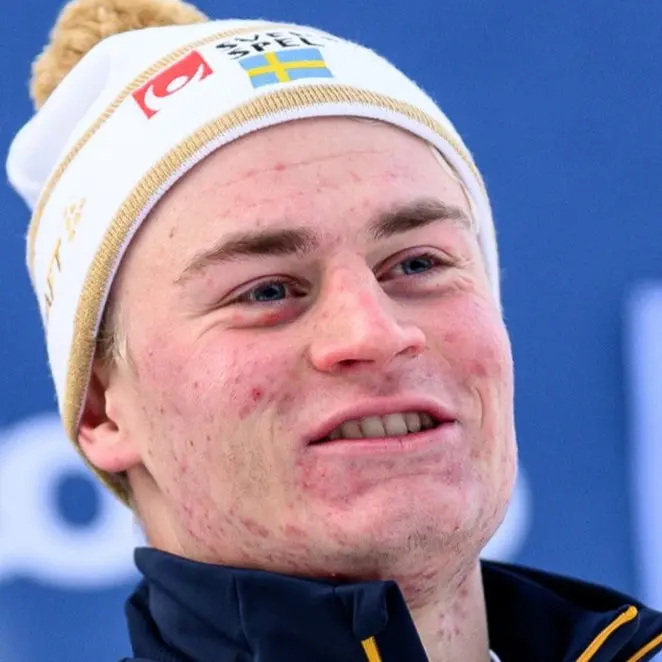 Alvar Myhlback på pallen efter tredjeplatsen i sprinten.