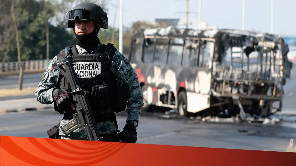 Polis i Mexiko framför brinnande bil.