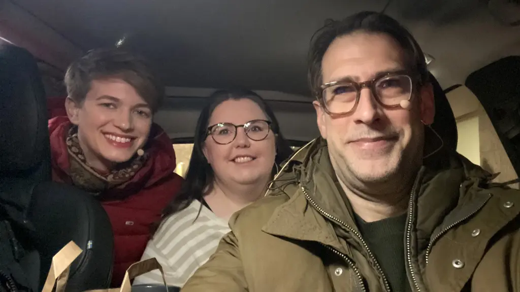 Bild i bil på Niklas Källner med Linnea Lindquist ochSiri Helle