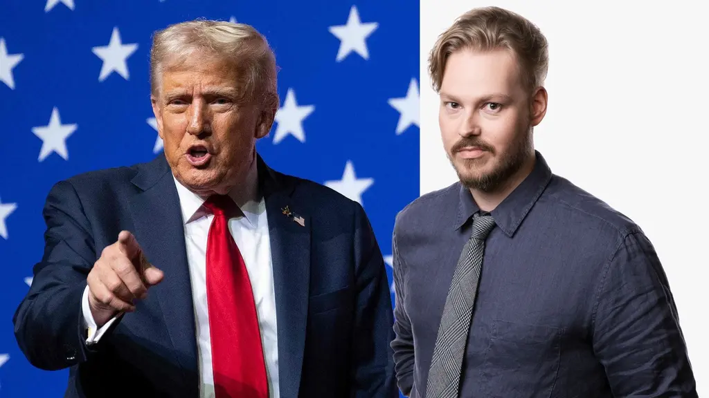 En man står vid ett podium med presidentemblemet, framför Vita huset. Han håller ut sina armar och är omgiven av amerikanska flaggor. Bakgrunden visar en grind och snötäckt mark.