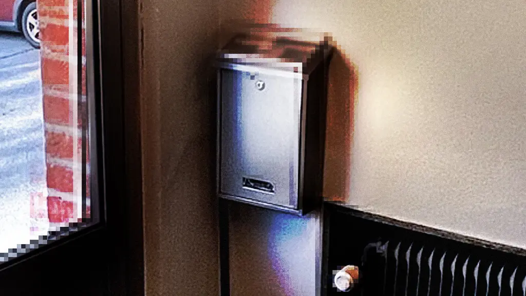 Spåren efter flera miljonföretag som använts i olika bedrägerier leder till den här brevlådan som finns i ett trapphus i Karlskoga.