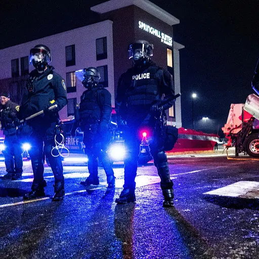 Kravallpolis står uppradade på en gata i Minneapolis.
