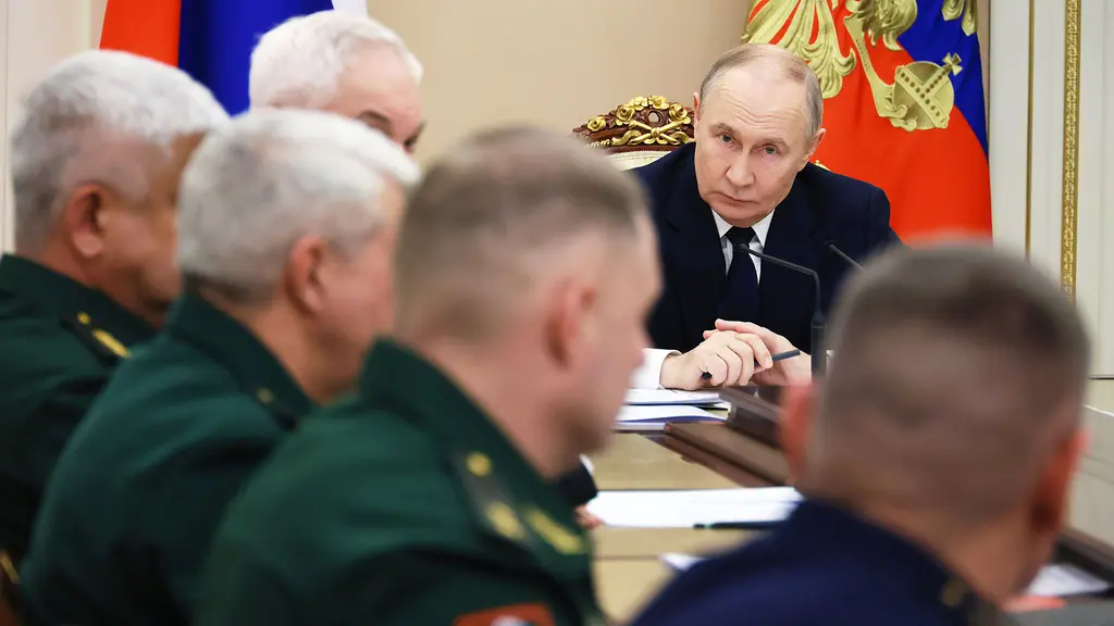 Putin i möte med höga militärer.