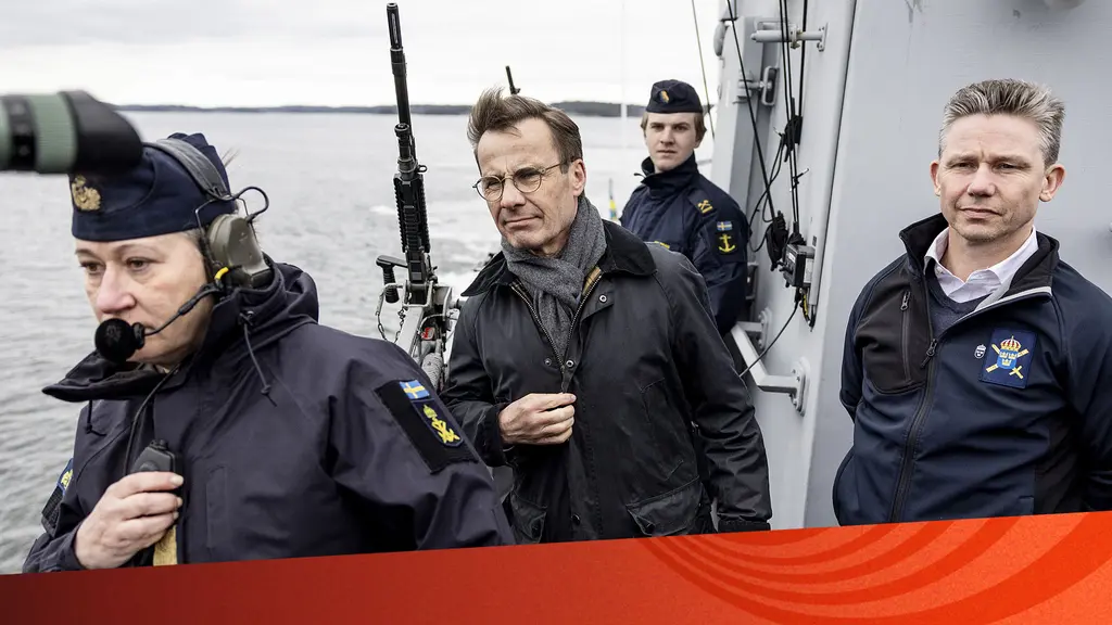Statsminister Ulf Kristersson (M) och försvarsminister Pål Jonson (M) med marinchef konteramiral Ewa Skoog Haslum ombord på korvetten HMS Gävle under en marinövning i Stockholms skärgård. 