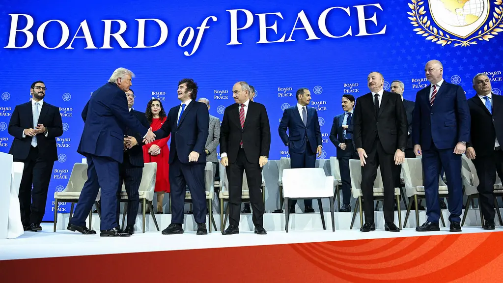 Trump skakar hand med medlemmar av hans nya fredsråd.