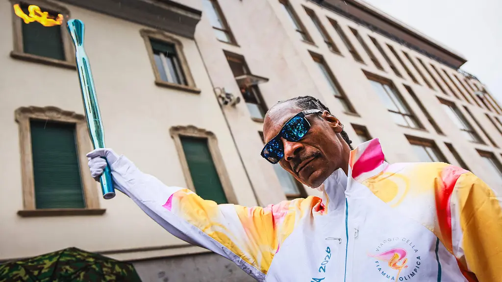 Rapparen Snoop dog bär facklan i OS i Cortina.