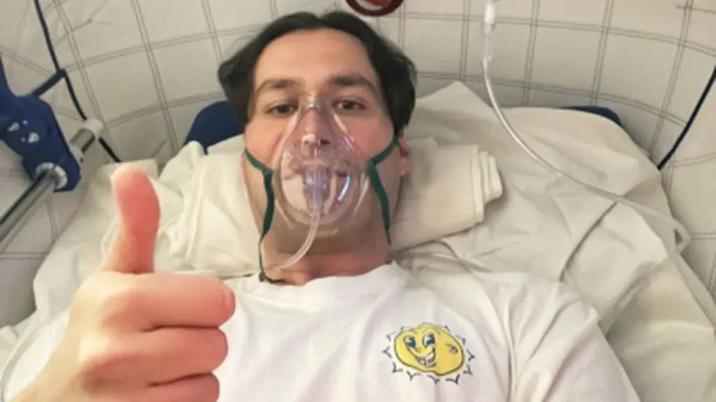 Samir Yosufi testar tryckkammare. Foto: Sveriges Radio