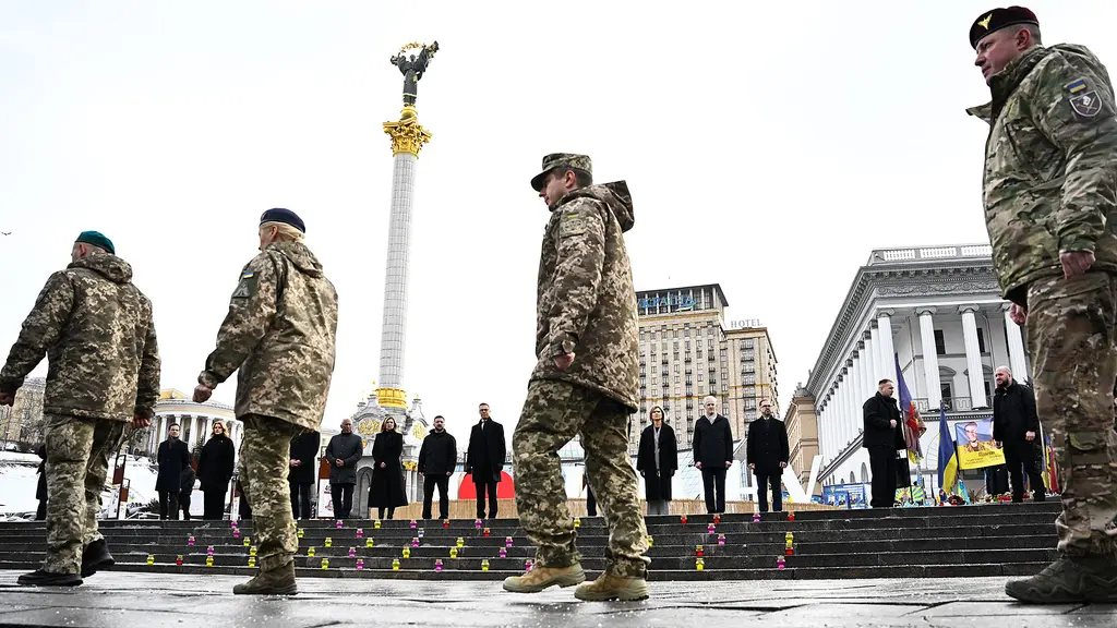 Statsminister Ulf Kristersson närvarar med president Zelenskyj och andra ledare för ceremoni och högtidlighållande av årsdagen och nedläggning av minnesljus på Majdantorget i Ukrainas huvudstad Kiev.