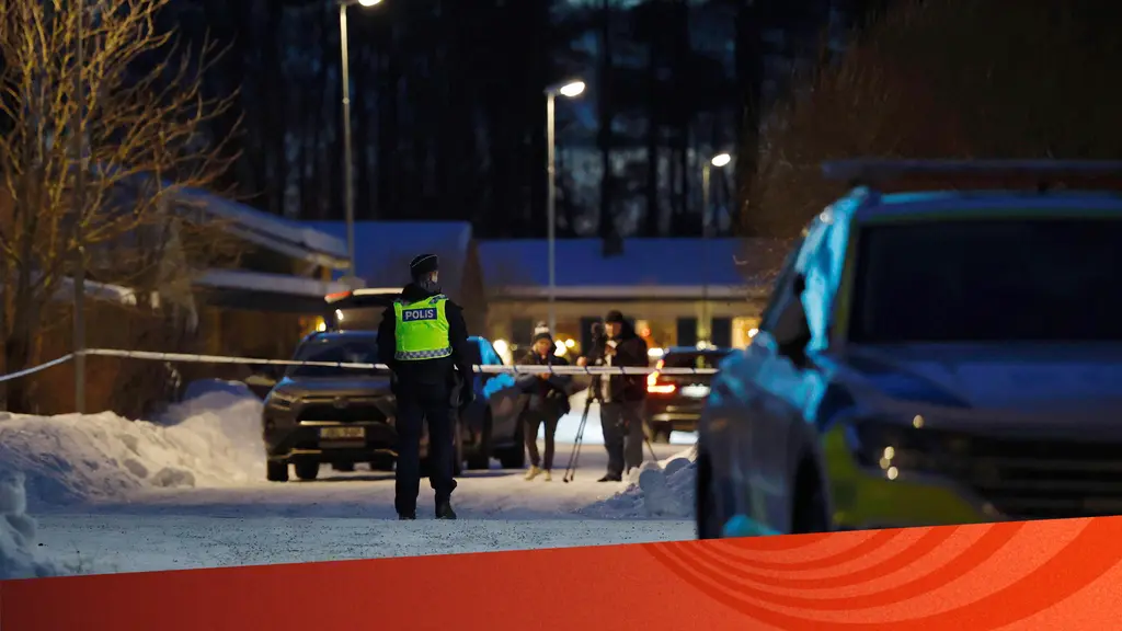 Polisen står framför en avspärrning i ett villaområde. Foto: Mats Engfors/TT.