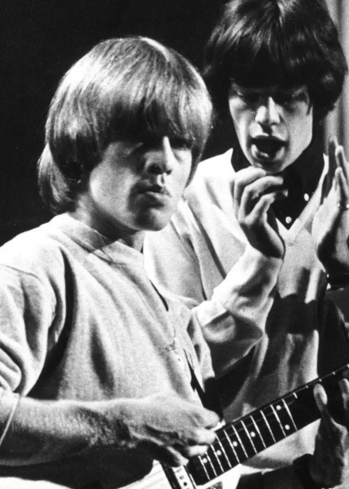 Brian Jones med Mick Jagger på scen