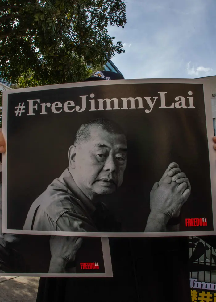 Plakat med texten ”Free Jimmy Lai” över en svartvit bild på honom. Foto: Apu Gomes/AFP/TT.