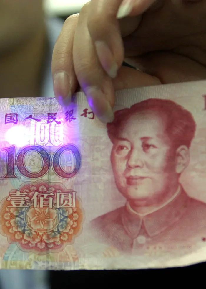 En person står framför en vit och röd monter med Alibabas logotyp under den 3:e China International Supply Chain Expo, som hålls på China International Exhibition Center i Peking, Kina.