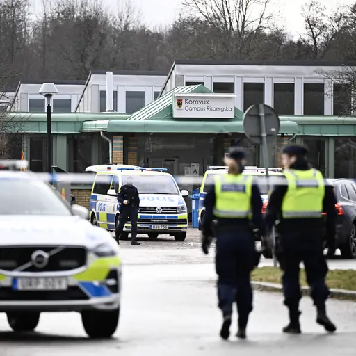 Poliser utanför Campus Risbergska efter attacken i februari 2025.