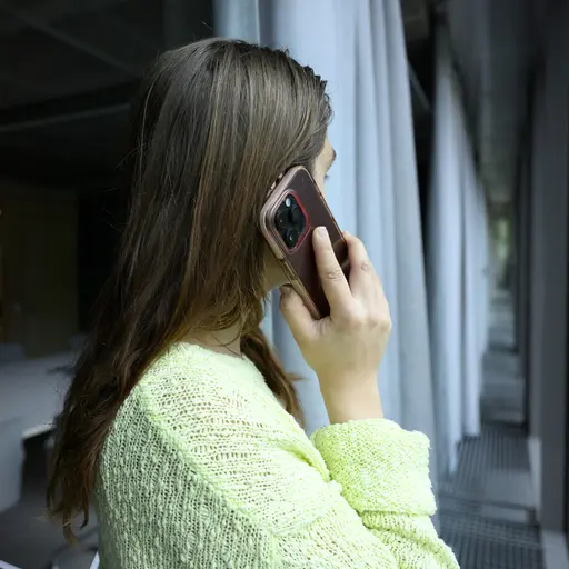 En kvinna pratar i mobilen med bortvänt ansikte. Foto: Jessica Gow/TT