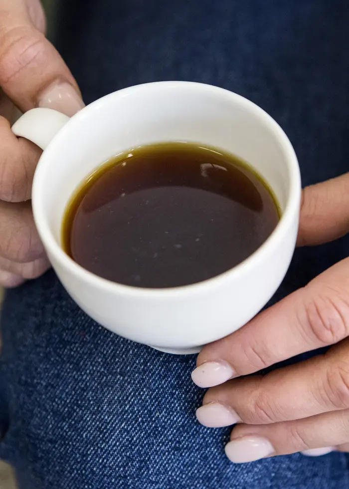 Tre personer står i ett klassrum på Entréskolan i Eskilstuna. Bakom dem syns stora fönster och ljusinsläpp. Två av personerna är elever och en är vuxen. Alla ser avslappnade ut.