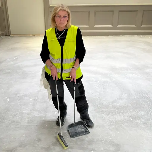 Tarja Seluska-Kaskilahti työympäristössä. Hän käyttää keltaista heijastinliiviä.