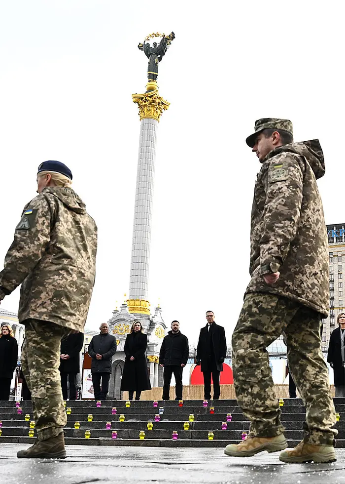 Statsminister Ulf Kristersson närvarar med president Zelenskyj och andra ledare för ceremoni och högtidlighållande av årsdagen och nedläggning av minnesljus på Majdantorget i Ukrainas huvudstad Kiev.