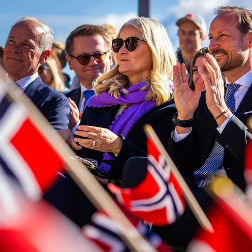 Mette Marit bland norska flaggor