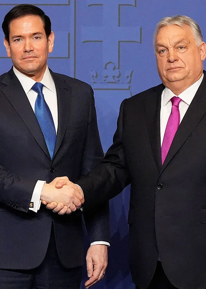 Viktor Orban skakar hand med Marco Rubio.