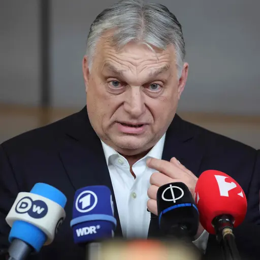 Ungerns premiärminister Viktor Orbán talar med pressen under ett krismöte i Europeiska rådet i Bryssel. Bakgrunden är en diskussion om USA:s hot om tullar relaterade till konflikten kring Grönland.