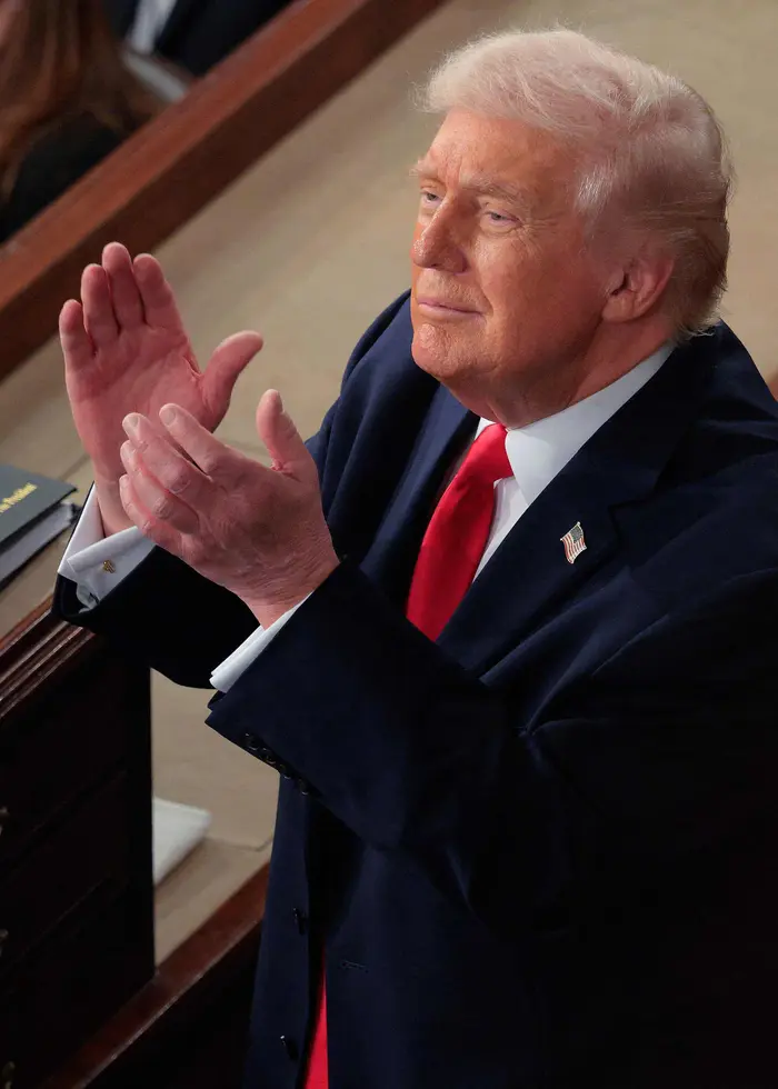 Programledare Sara Stenholm och Ginna Lindberg tittar in i kameran.