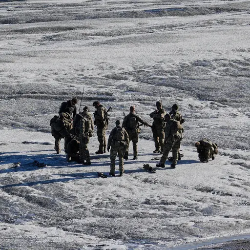 Bildmontage med två motiv: till vänster syns en grönländsk flagga, till höger dansk militär på ett isigt landskap