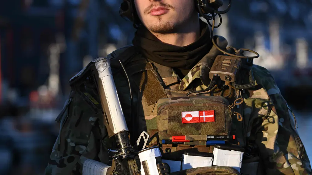 En beväpnad dansk soldat vid en checkpoint i hamnen i Nuuk. Foto: Ina Fassbender/AFP