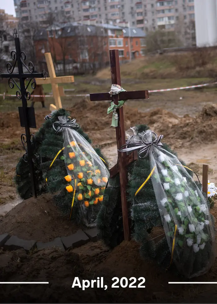 Kors och blommor på en begravningsplats i Butja.