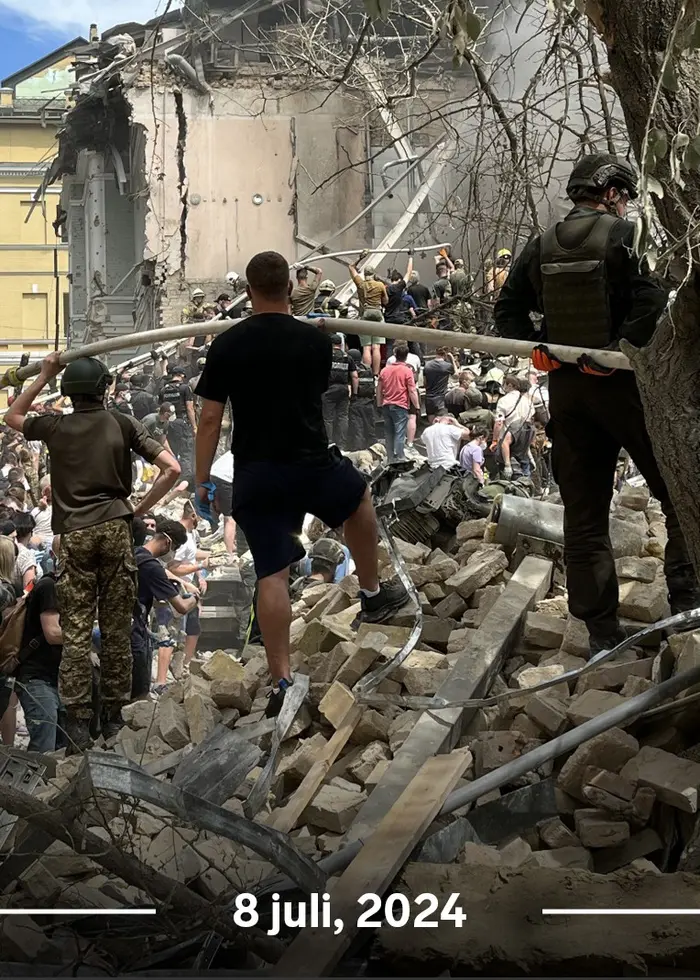 Människor vi rester efter en explosion vid ett barnsjukhus i Kiev