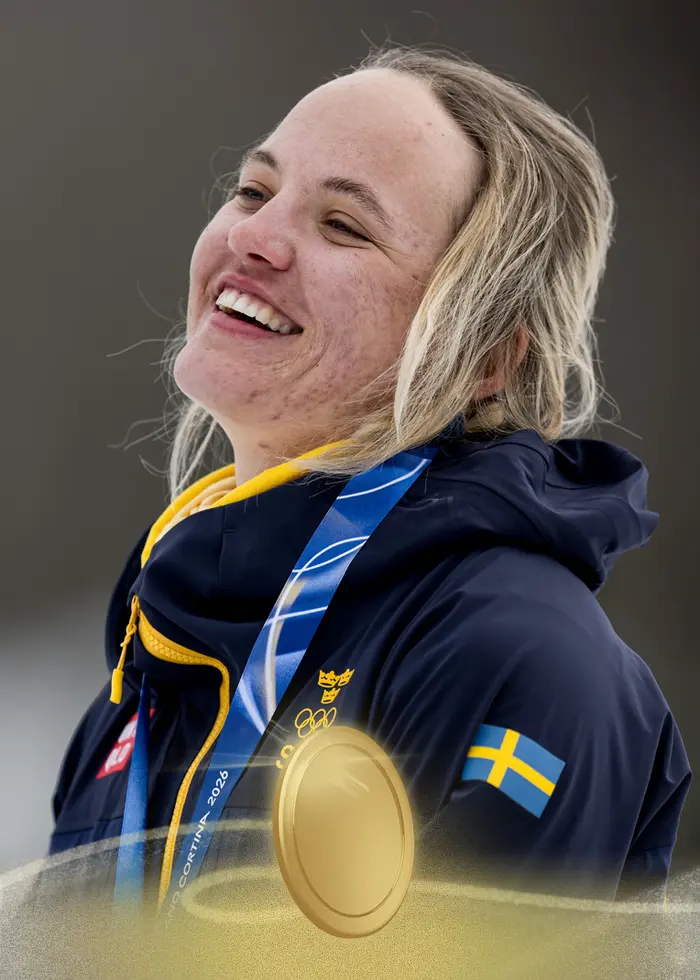 Linn Svahn skrattar i bilden efter guldet i längdåkningens sprinttävling i OS. Foto: Joel Marklund/Bildbyrån
