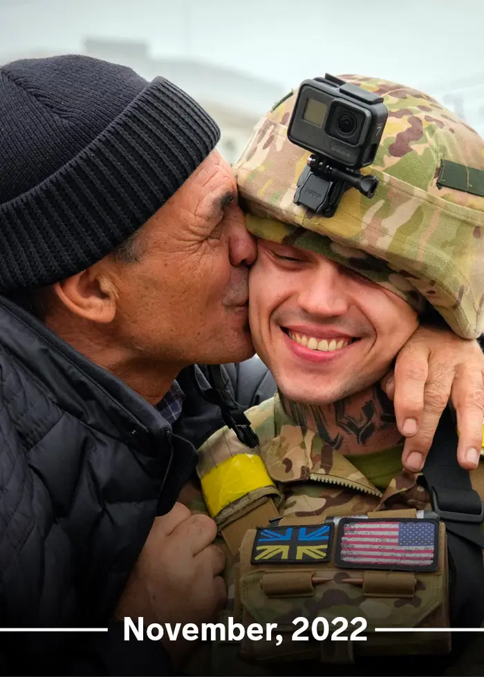 En man kramar om och kysser en soldat på kinden efter att ukrainska soldater tagit tillbaka Cherson.