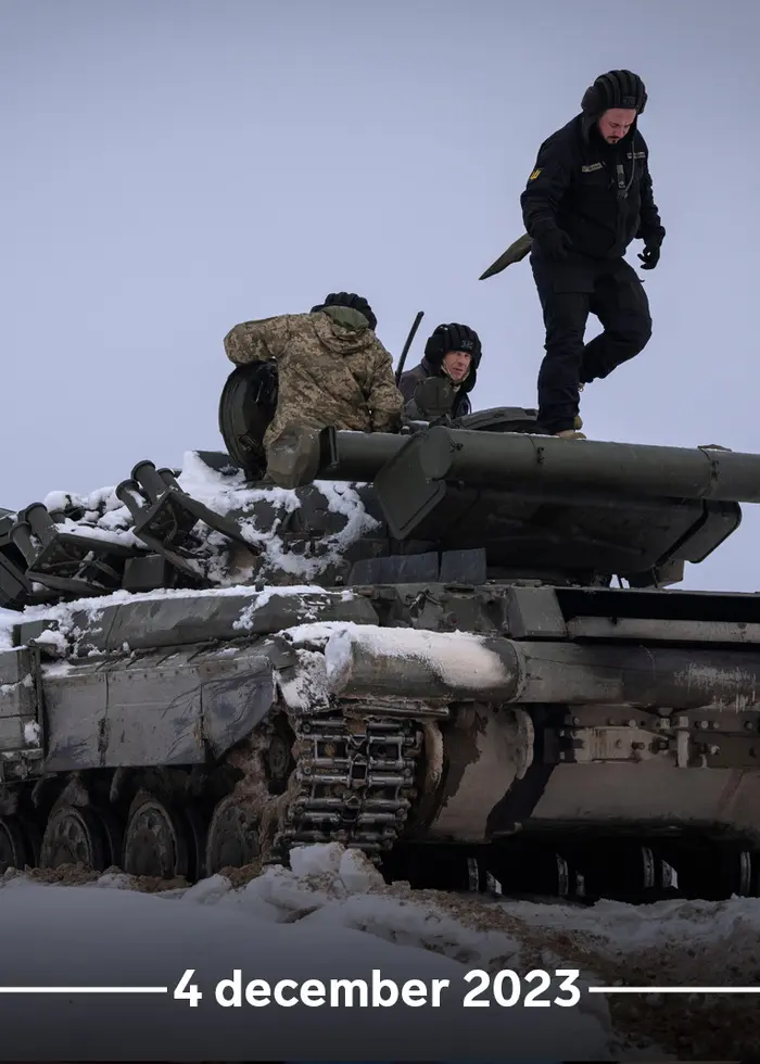 Soldater på en stridsvagn i snö.