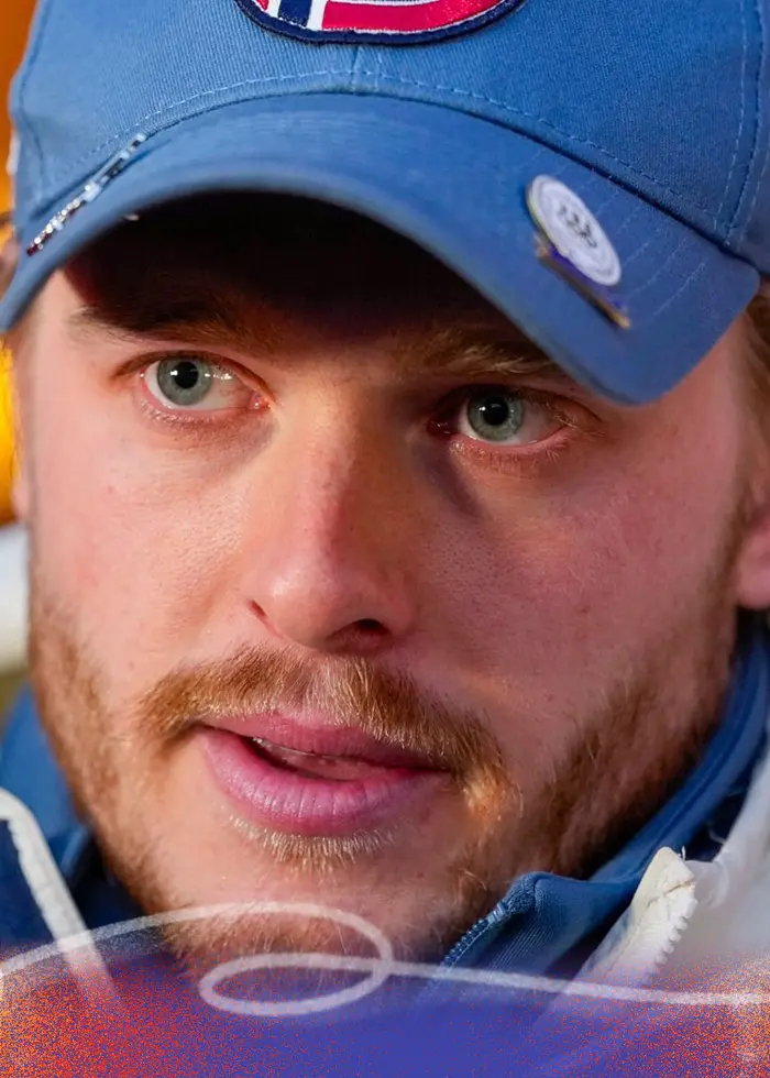 En skidåkare i full fart på en snöig bana med röda portar. Bilden är delad, med en närbild av en person iklädd blå keps och vinterjacka på högra sidan.