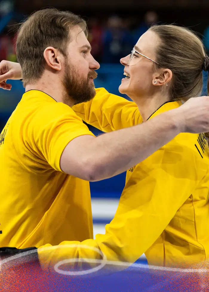 Två bilder visar curlingrelaterade scener. På den första står två personer i curlingkläder, varav en med norsk flagga på ryggen. På den andra bilden kramas två personer, en klädd i gult.