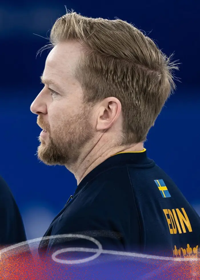 Tre personer från lag Edin står på en curlingbana iklädda svenska landslagströjor. En av dem håller i en curlingborste. Bakgrunden är en oskarp, blå arena.