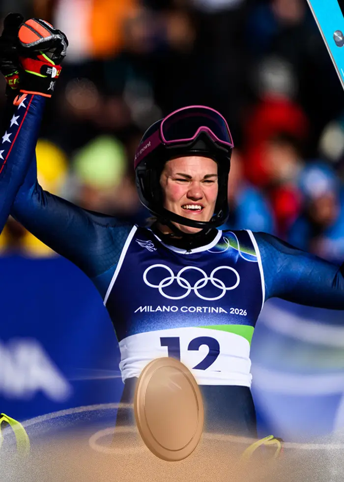 Anna Swenn Larsson, längst till höger firar med medaljörerna i OS-slalomen.