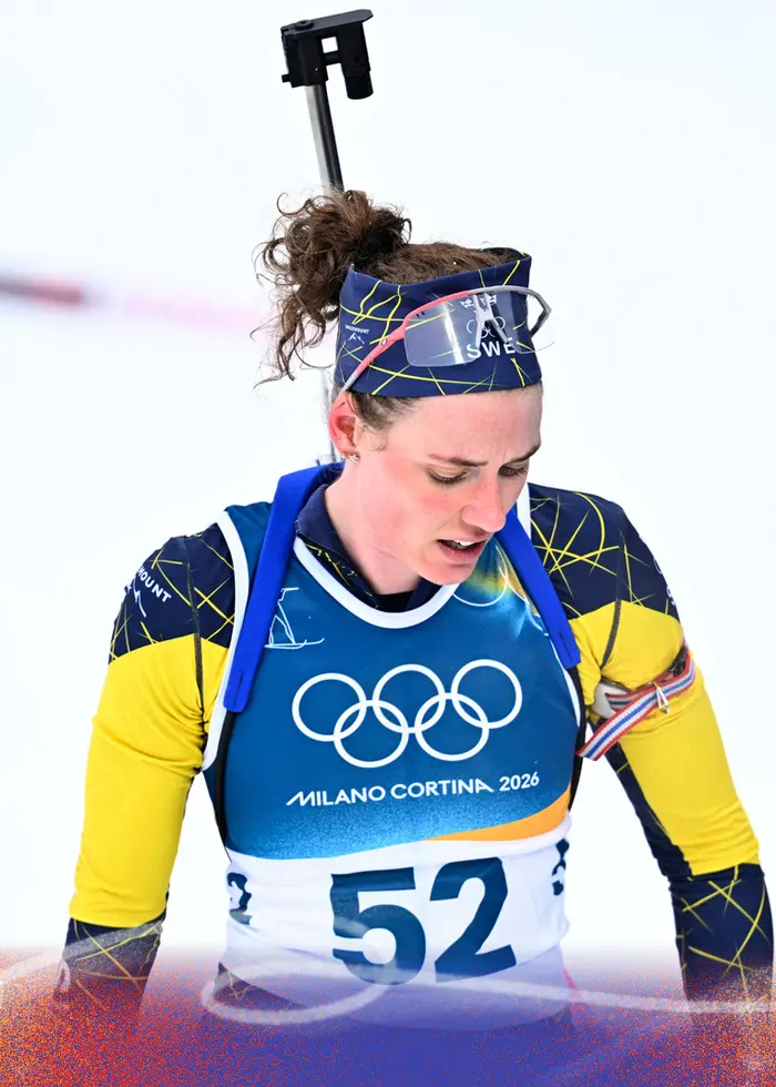 En kvinnlig skidskytt i svensk landslagsdräkt fokuserar medan hon siktar med sitt gevär under damernas sprint 7,5 km i skidskytte vid vinter-OS i Milano Cortina 2026.