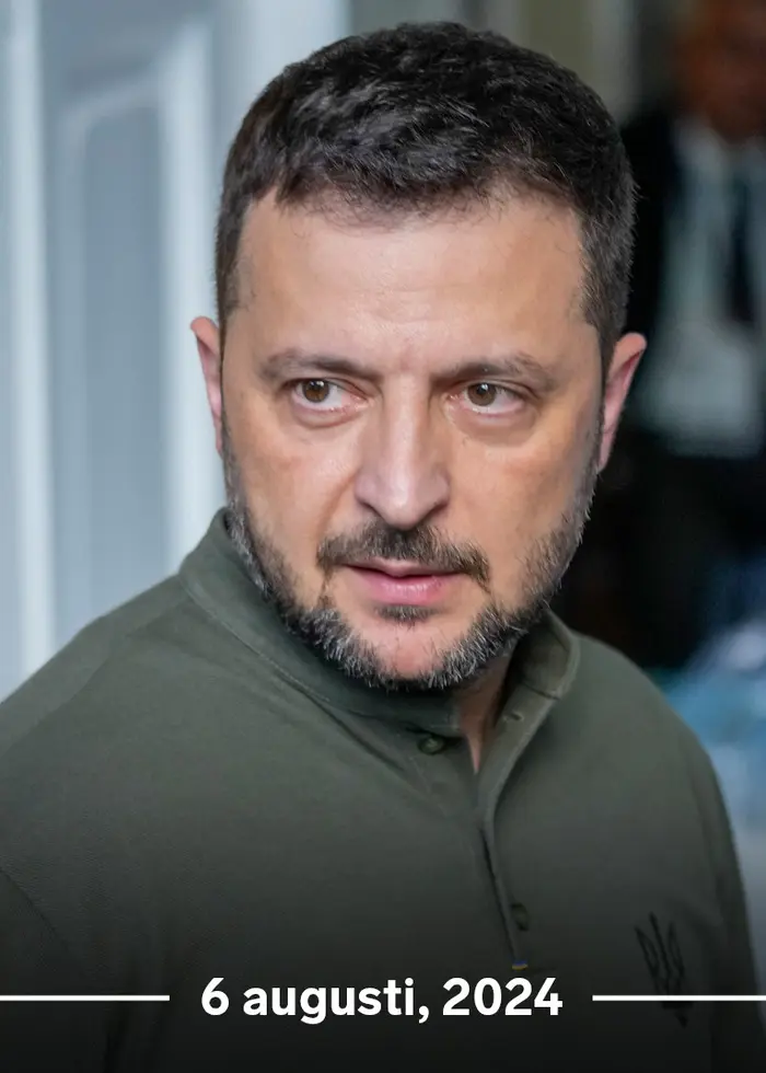 Volodymyr Zelenskyj  man med mikrofon bro spärngs luftbild