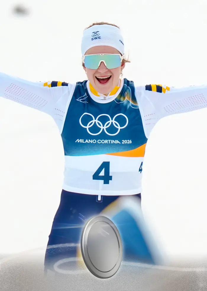 Ebba Andersson på upploppet av skiathlonen. Foto: Evgeniy Maloletka /AP/TT