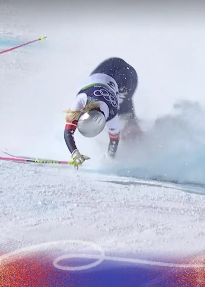 En skidåkare faller på en snötäckt bana under en tävling. På ena bilden ligger personen på marken efter ett fall, och på den andra försöker personen återfå balansen med skidorna i luften.