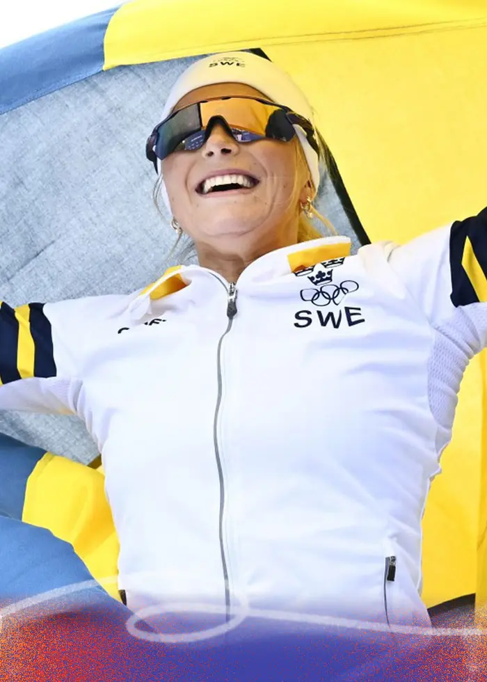 Frida Karlsson med svenska flaggan